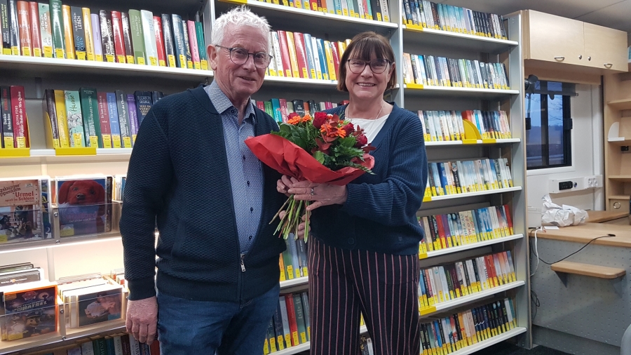 Das Foto zeigt den bisherigen Vorsitzenden Friedhelm Hüwel und die neue Vorsitzende Martina Wolf-Sedlatschek bei der Staffelstabübergabe im Bücherbus.